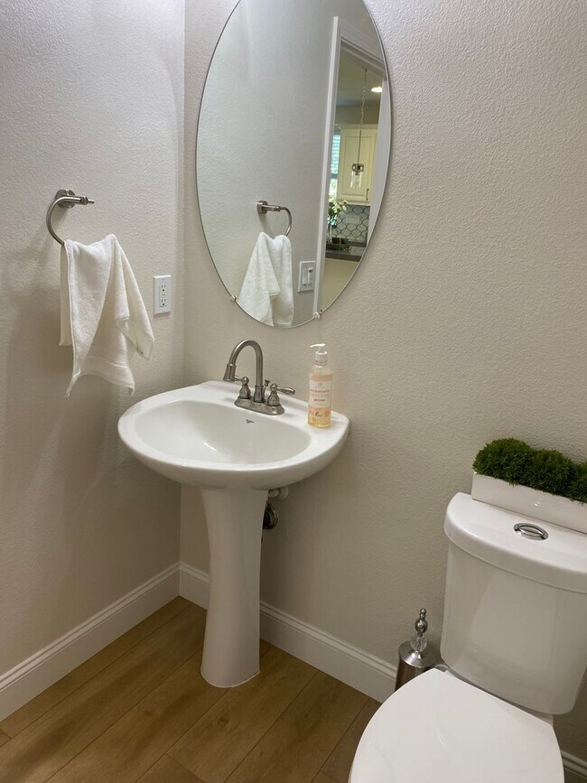 Building Photo - BEAUTIFUL TWO STORY MERCED HOME FOR RENT!