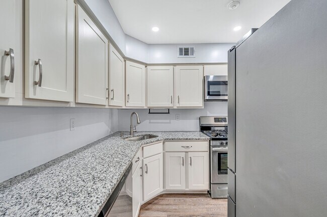 Building Photo - 77 Fairview Cir