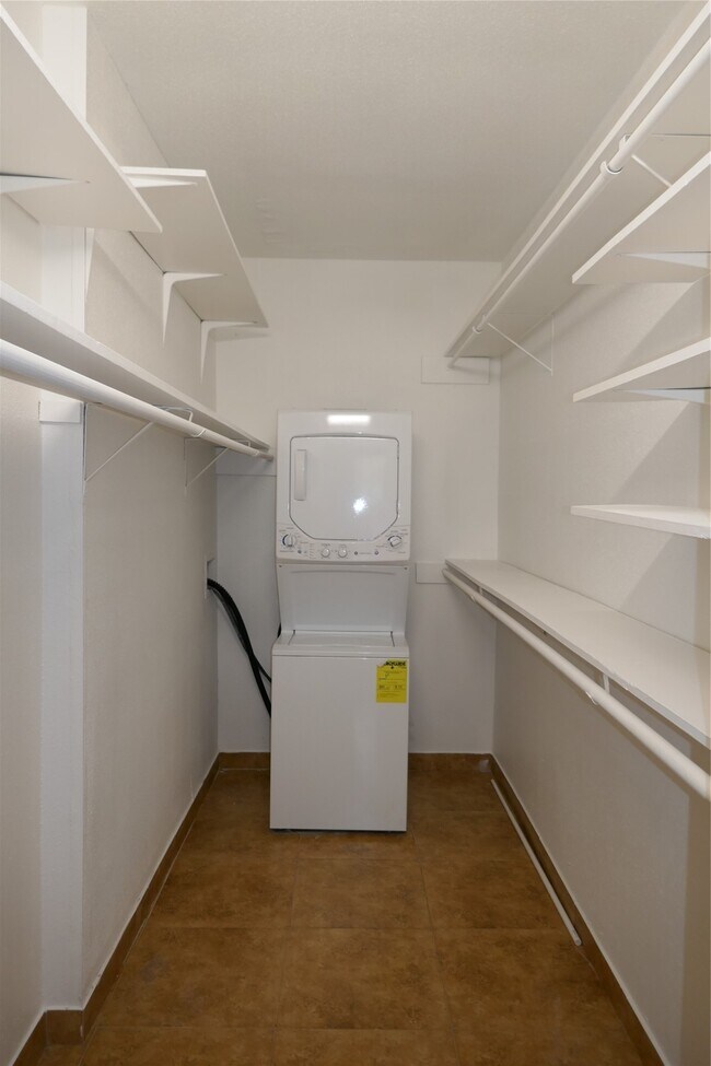 Building Photo - 2100 Tanglewilde St