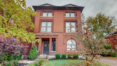 Building Photo - 5 Bed/ 2.5 Bath Phenomenal Old Louisville Home