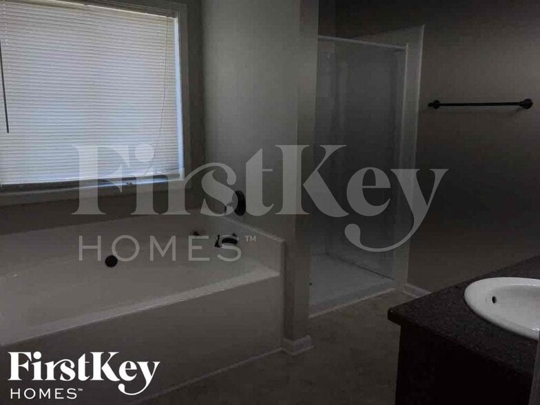 Building Photo - 260 Village Broad St