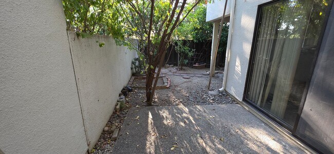 Building Photo - 1745 Deer Creek Ct