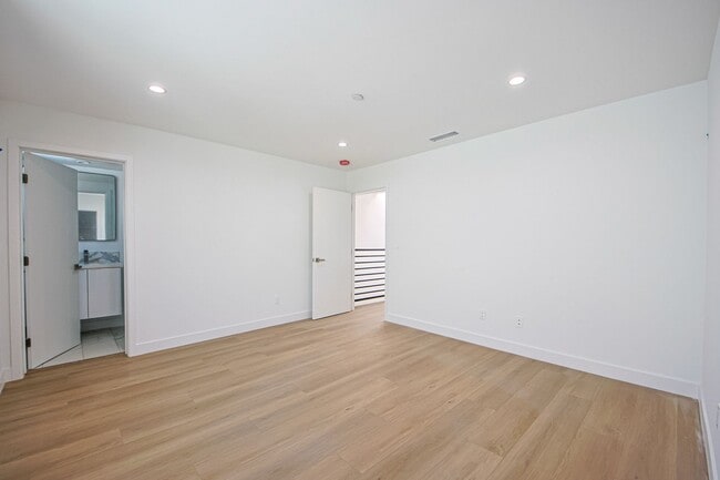 Building Photo - 1638 S Longwood Ave