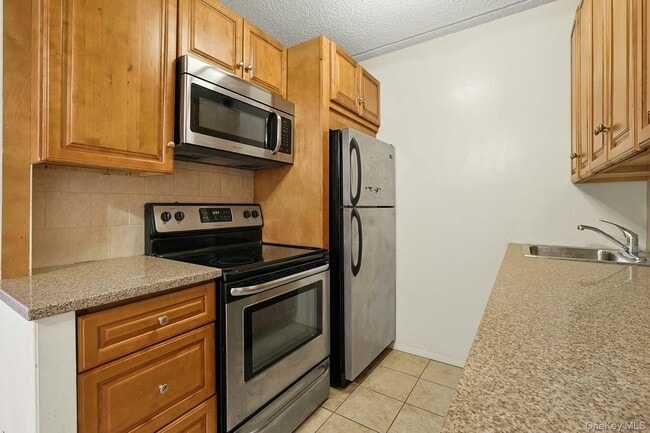Building Photo - 560 Halstead Ave