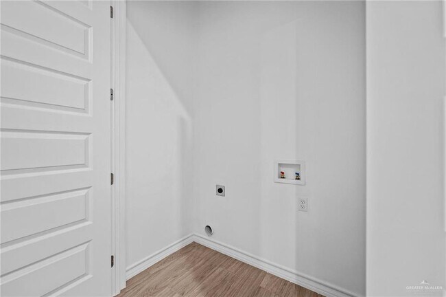 Building Photo - 31 E Conroe Rd