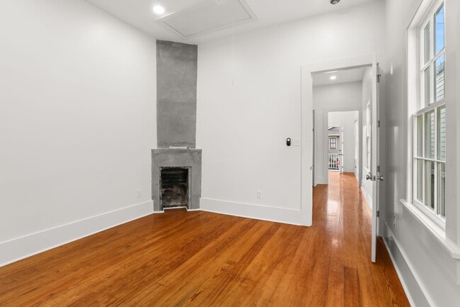 Building Photo - Charming newly renovated 1 bedroom! One bl...