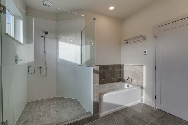 Building Photo - Modern, Spacious 2020 Townhome in West Seattle!