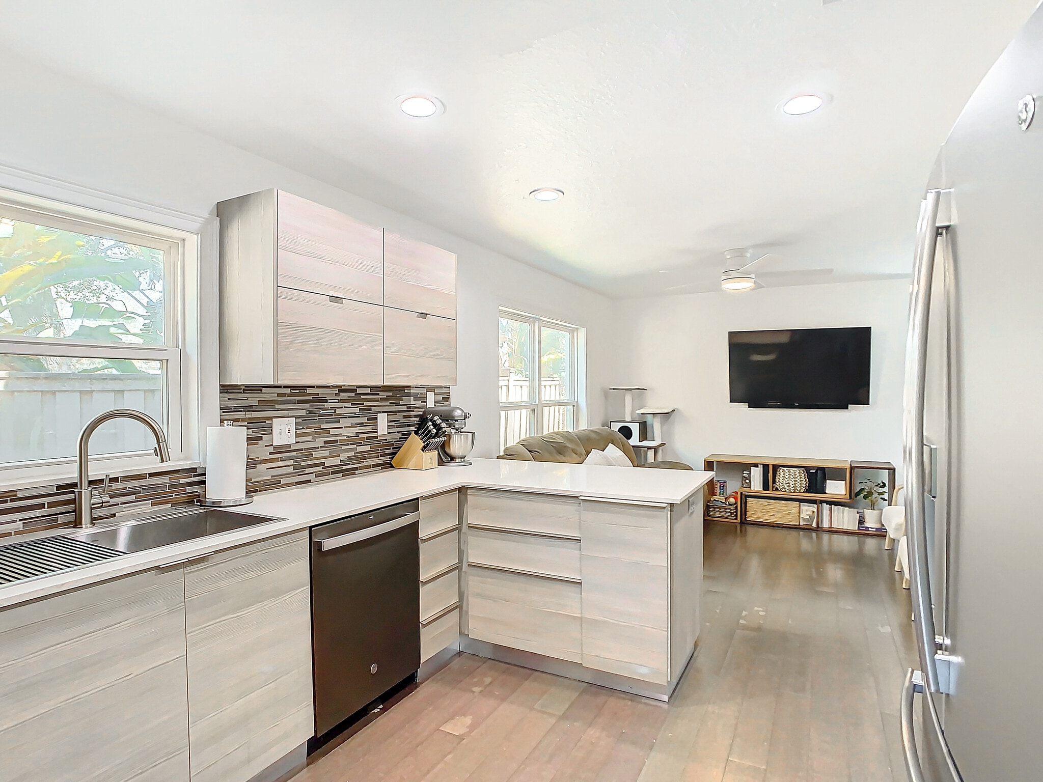 Kitchen/Living - 1503 Wise Ave
