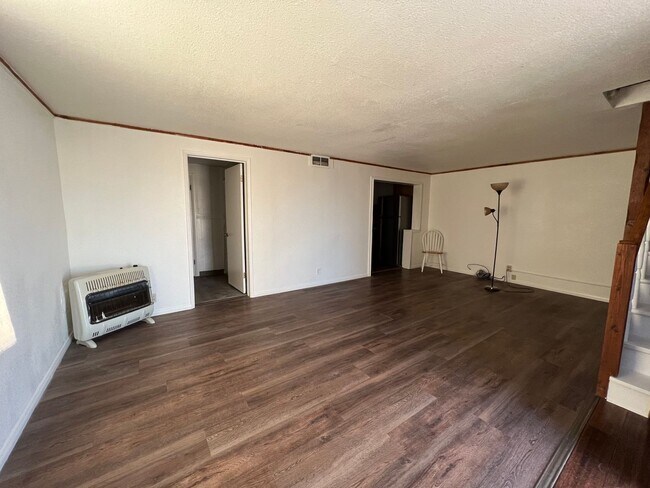 Building Photo - Cozy 3 Bed/1 Bath, With a White Picket Fence