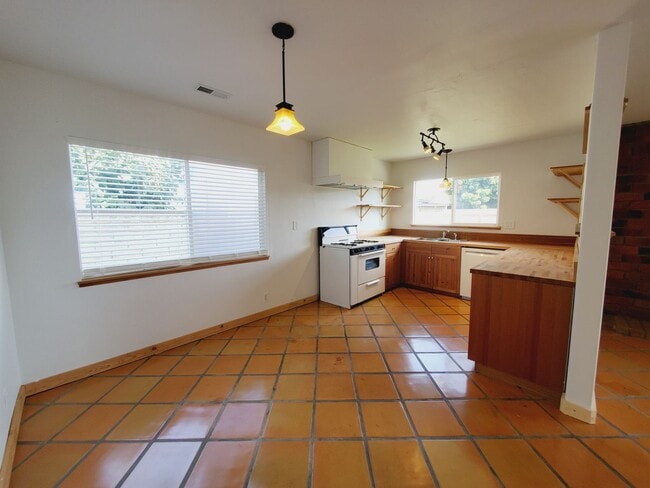 Building Photo - North Oxnard Lovely Home For Rent 3 Bedrooms and 2 bathrooms