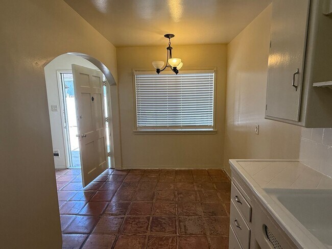 Building Photo - Two Bedroom lower unit - Move in Ready!