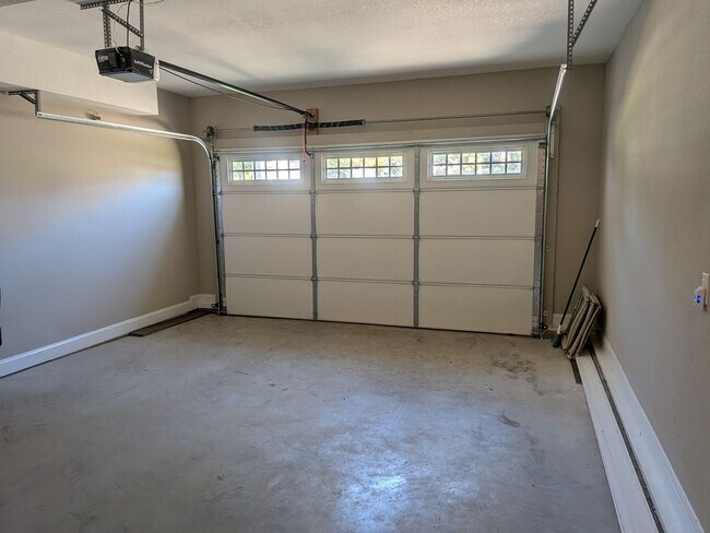 Building Photo - 816 Lutz Ln