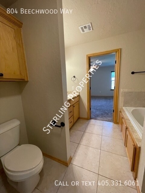 Building Photo - 804 Beechwood Way