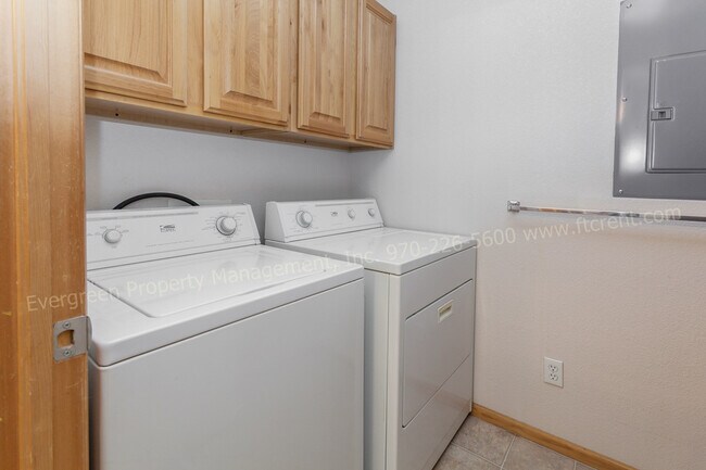 Building Photo - Fantastic 3 Bedroom, 2 bath Condo in SE Fo...