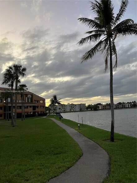 Building Photo - 15405 Miami Lakeway N
