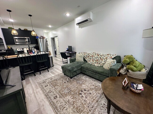 Building Photo - Private fenced yard! Modern, stylish & fully updated apartment!
