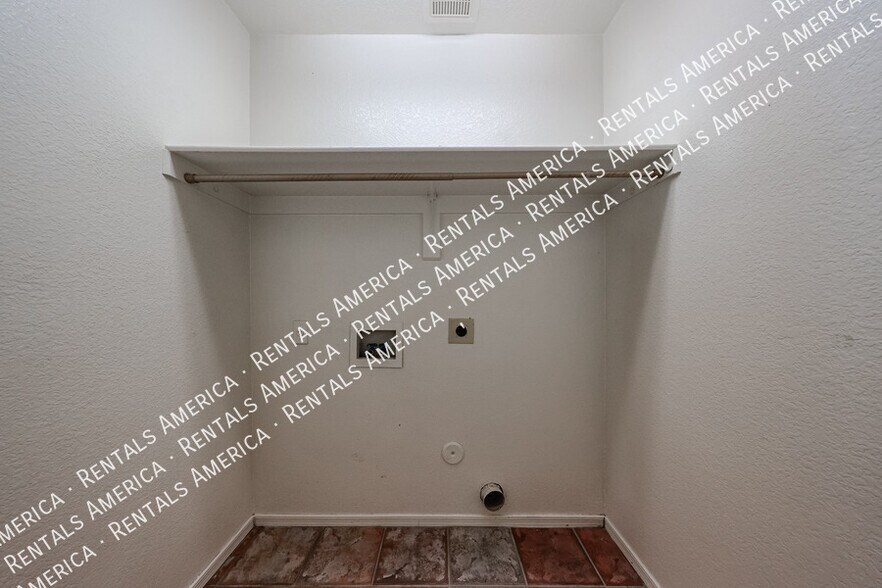 Building Photo - 3884 E Douglas Loop