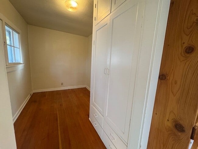 Building Photo - West Side Location