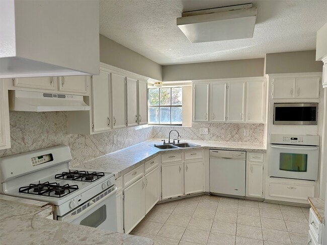 Building Photo - 2818 Stoney Wood Dr