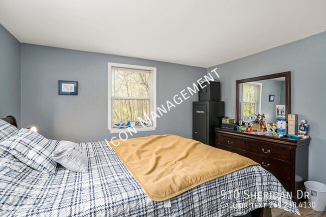 Building Photo - 910 Sheridan Dr