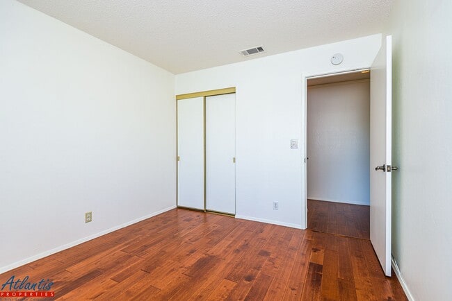 Building Photo - Beautiful Home | Attached ADU Suite | Desirable Location