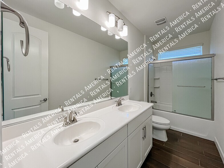 Building Photo - 657 W Browning Pl