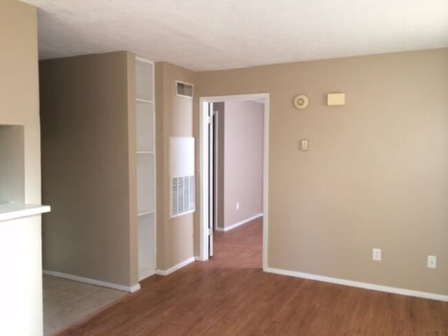 Building Photo - 1/1 condo available for Immediate move-in!