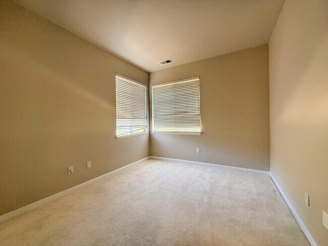 Building Photo - 15 Parkridge Cir