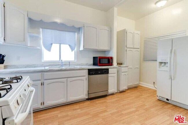Building Photo - 1228 Fedora St