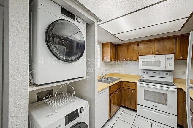 Building Photo - 4050 E Cactus Rd