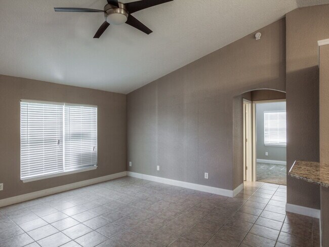 Building Photo - 350 Trade Wind Dr