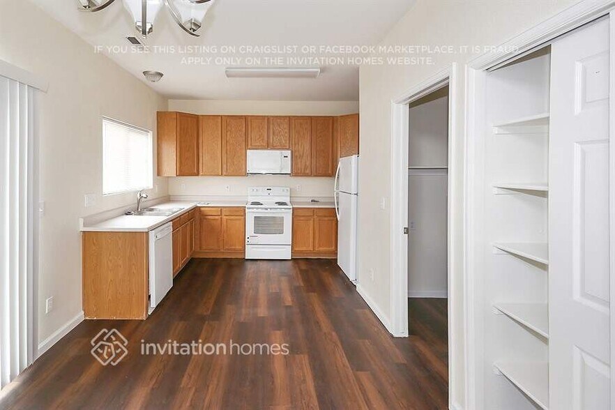 Building Photo - 882 Rancher Dr