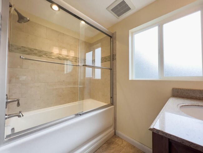 Building Photo - Country living 5 bed w/RV parking and 3 car garage!