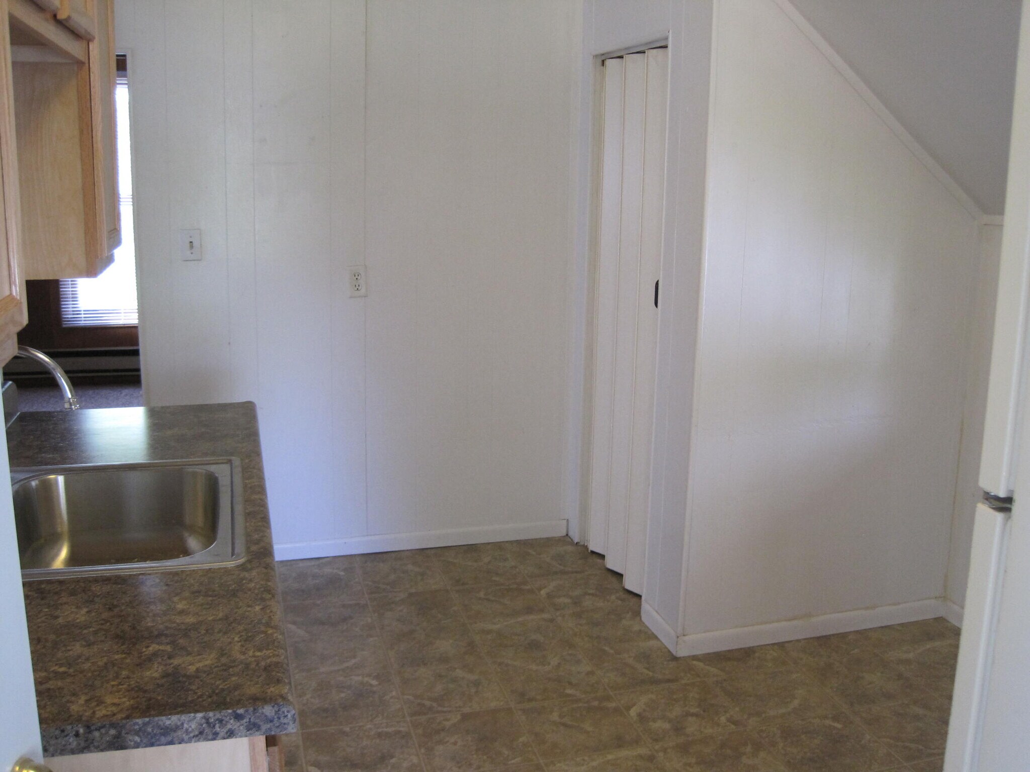 Building Photo - 1138 E Madison St