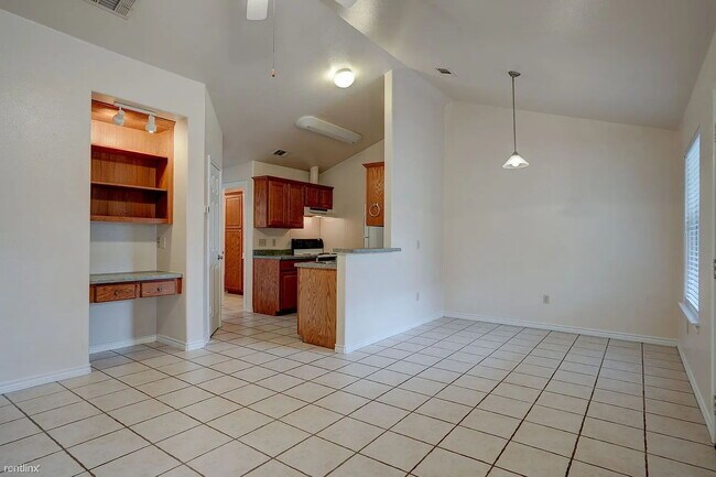 Building Photo - "Cozy 1-Bedroom Retreat in San Marcos – Perfectly Sized at 651 Sq Ft on Burleson Street!"
