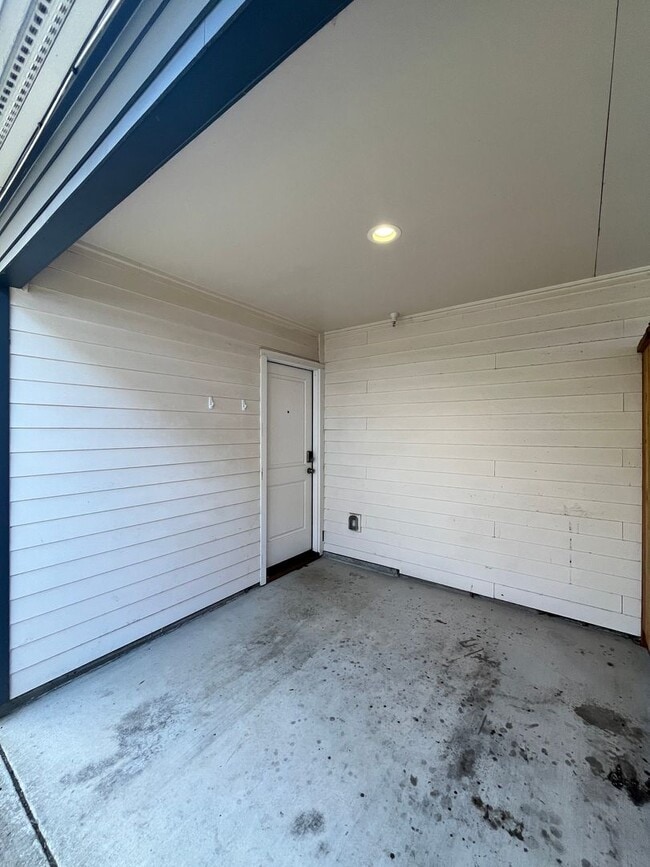 Building Photo - Modern 2-Bedroom! In-Unit Washer & Dryer, Covered Patio & Pet Friendly!