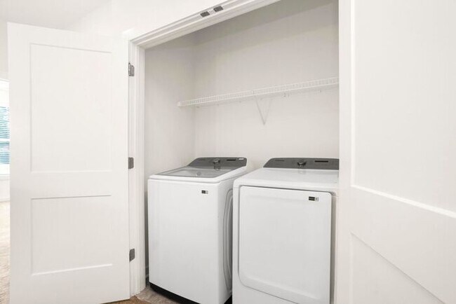 Building Photo - 3 Bed/3 Full Baths! Newer Townhome