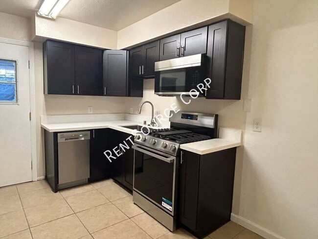 Building Photo - 2 Bedroom 1 Bathroom unit in Lancaster jus...