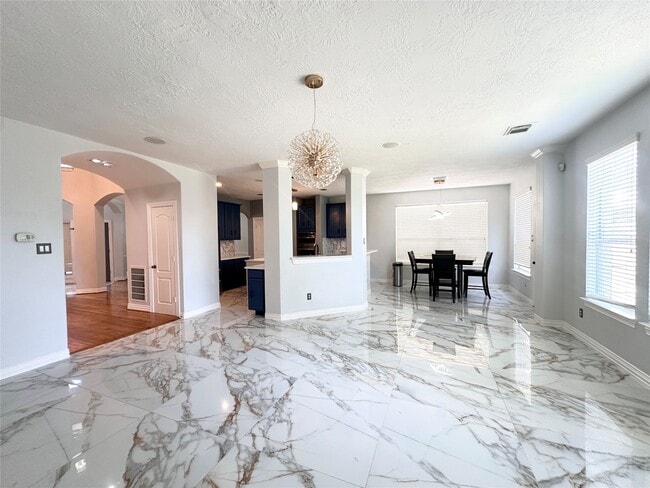 Building Photo - 2819 Lake Shore Harbour Dr