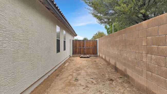Building Photo - Close to I-10 and shopping in Goodyear!