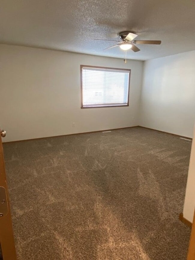 Building Photo - Comfortable 4 Bedroom with Garage & Fenced Yard for Rent!