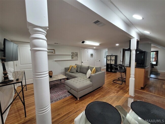 Building Photo - 2137 Madison Ave