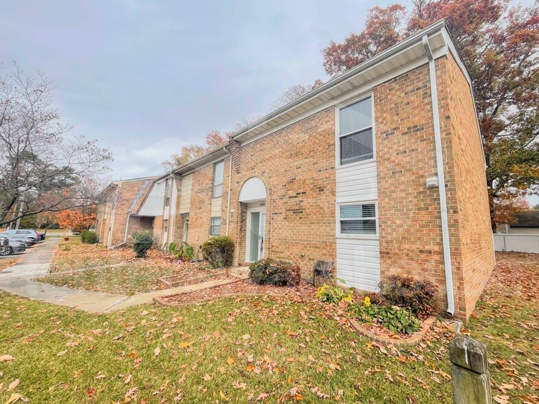 Building Photo - 5000 Dunderdale Ct