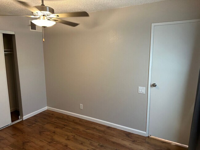 Building Photo - SE Desert Inn and Eastern!! Townhouse with 2 parking Spaces!! Recent Remodel!!