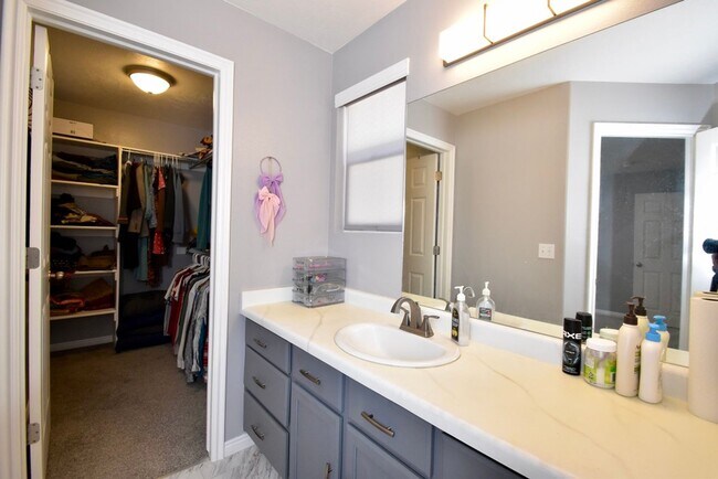 Building Photo - Great 4 Bedroom 3 Bath Home in South Jordan in Amazing HOA Community!