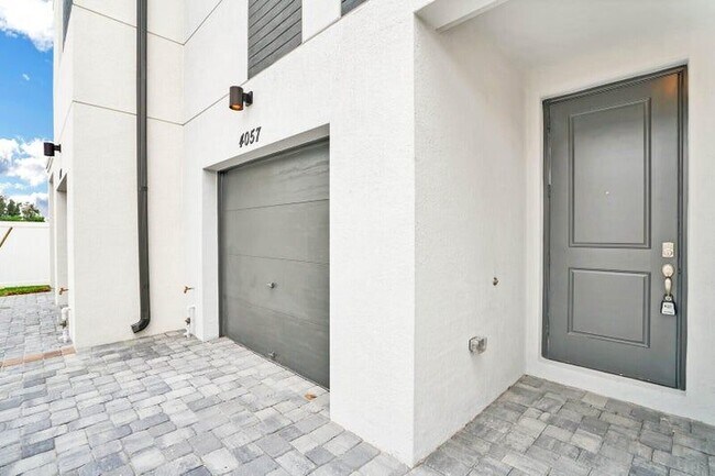 Building Photo - 8666 Dahlia Cir