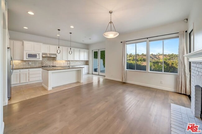 Building Photo - 24819 Cll Cedro