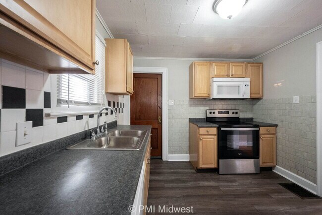 Building Photo - "Charming 2-Bedroom Retreat in Heart of In...