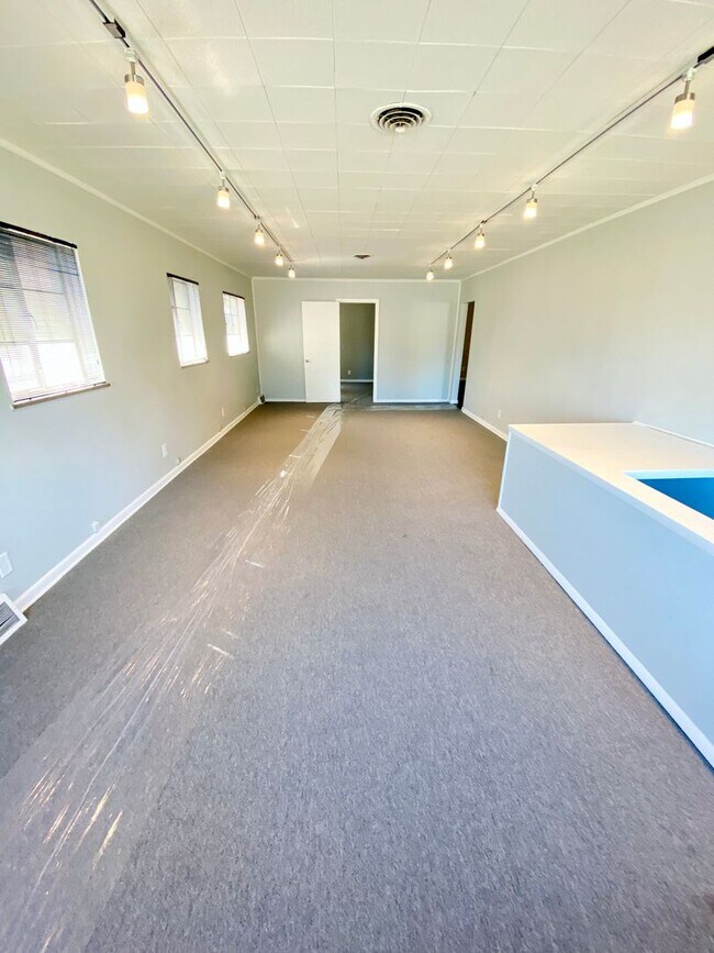 Building Photo - Remodeled Westgate Home with Attached Prof...