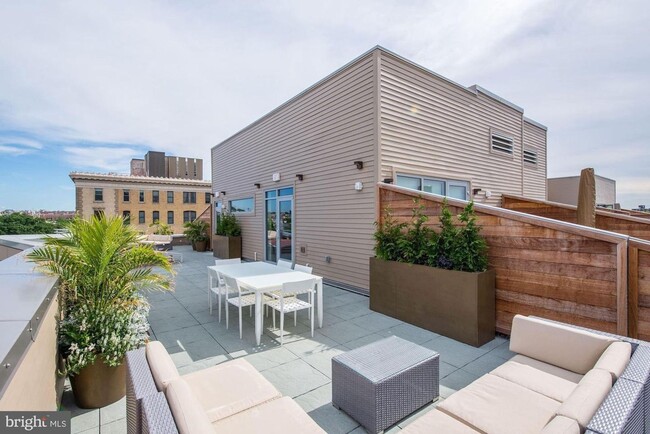 Building Photo - Practically new 1bd/1ba steps to Logan Cir...